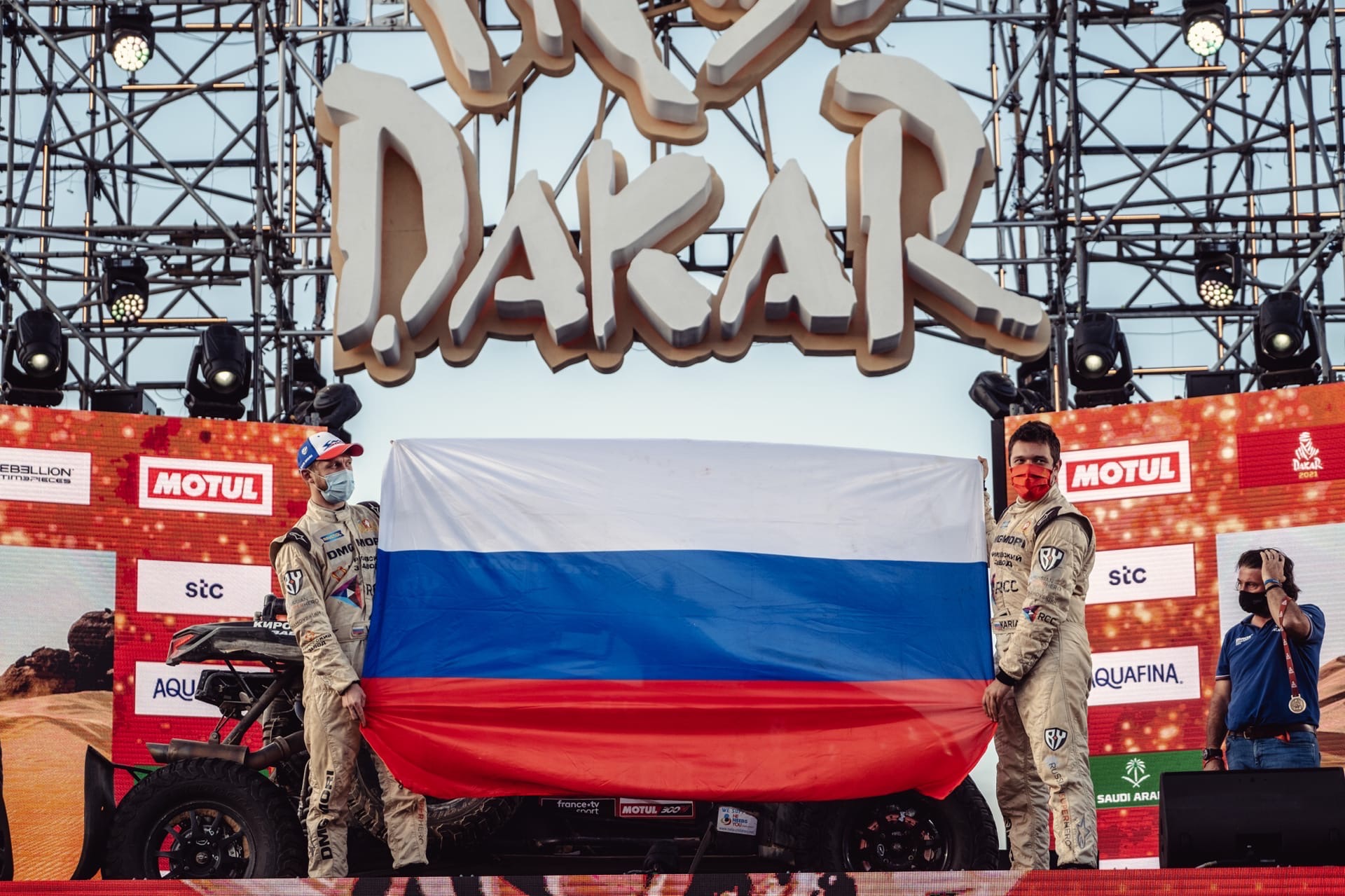 На старте и финише экипаж Сергея Карякина поднимал российский флаг На старте и финише экипаж Сергея Карякина поднимал российский флаг