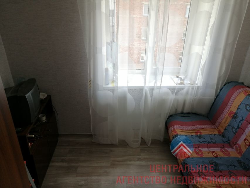 В квартире есть окно (в отличие от предыдущего варианта — только одно) В квартире есть окно (в отличие от предыдущего варианта — только одно)