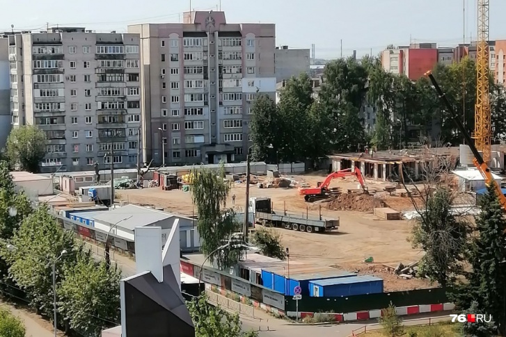 Части деревьев на улице Рыбинской уже нет (возле десятиэтажек)