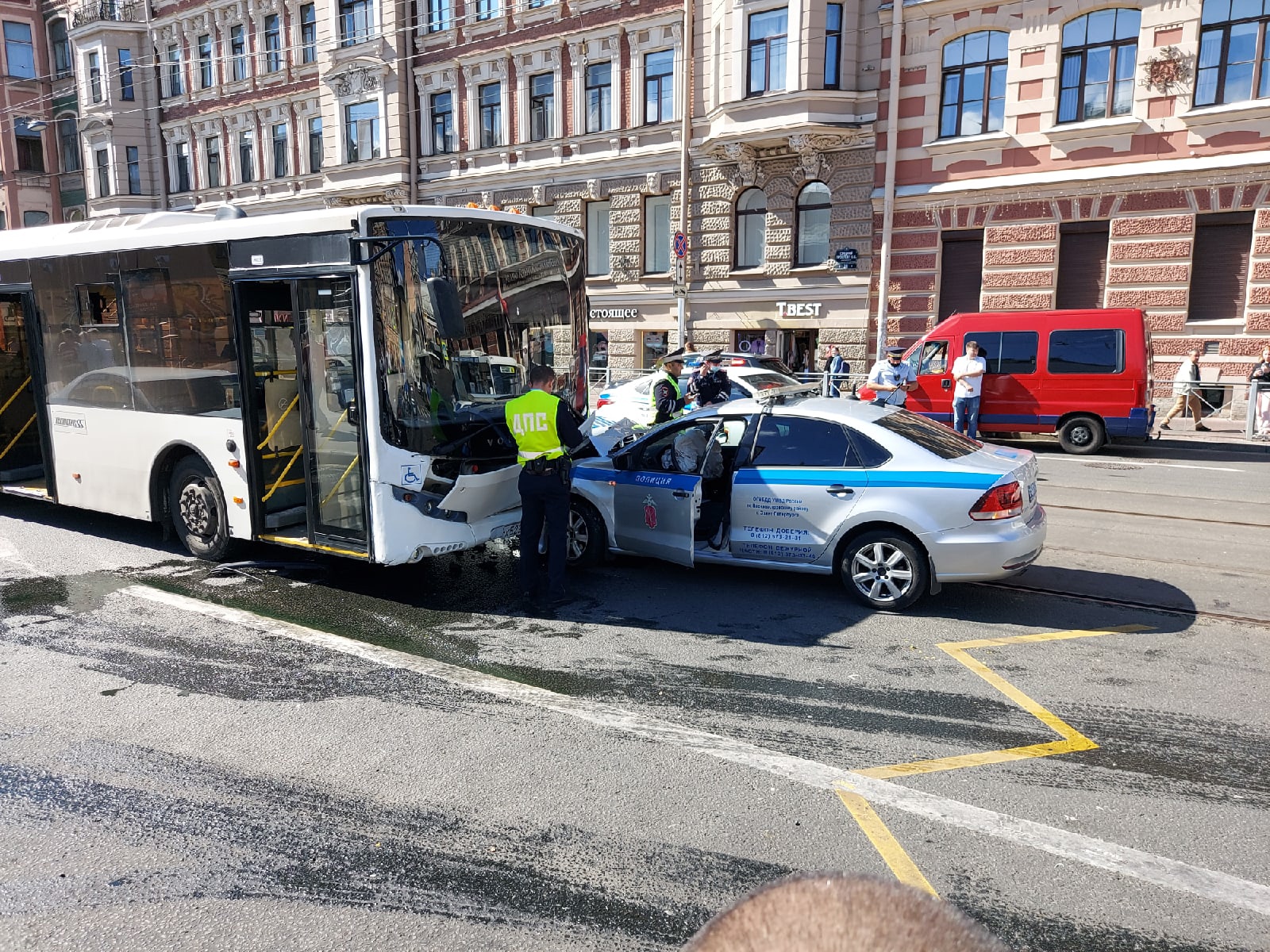 Чп спб. Авария ДПС въехали в автобус. ДТП С автобусом в Санкт-Петербурге на Васильевском. На Васильевском острове автобус врезался.