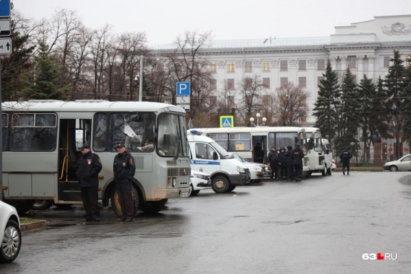 Силовики дежурят у площади Славы Силовики дежурят у площади Славы