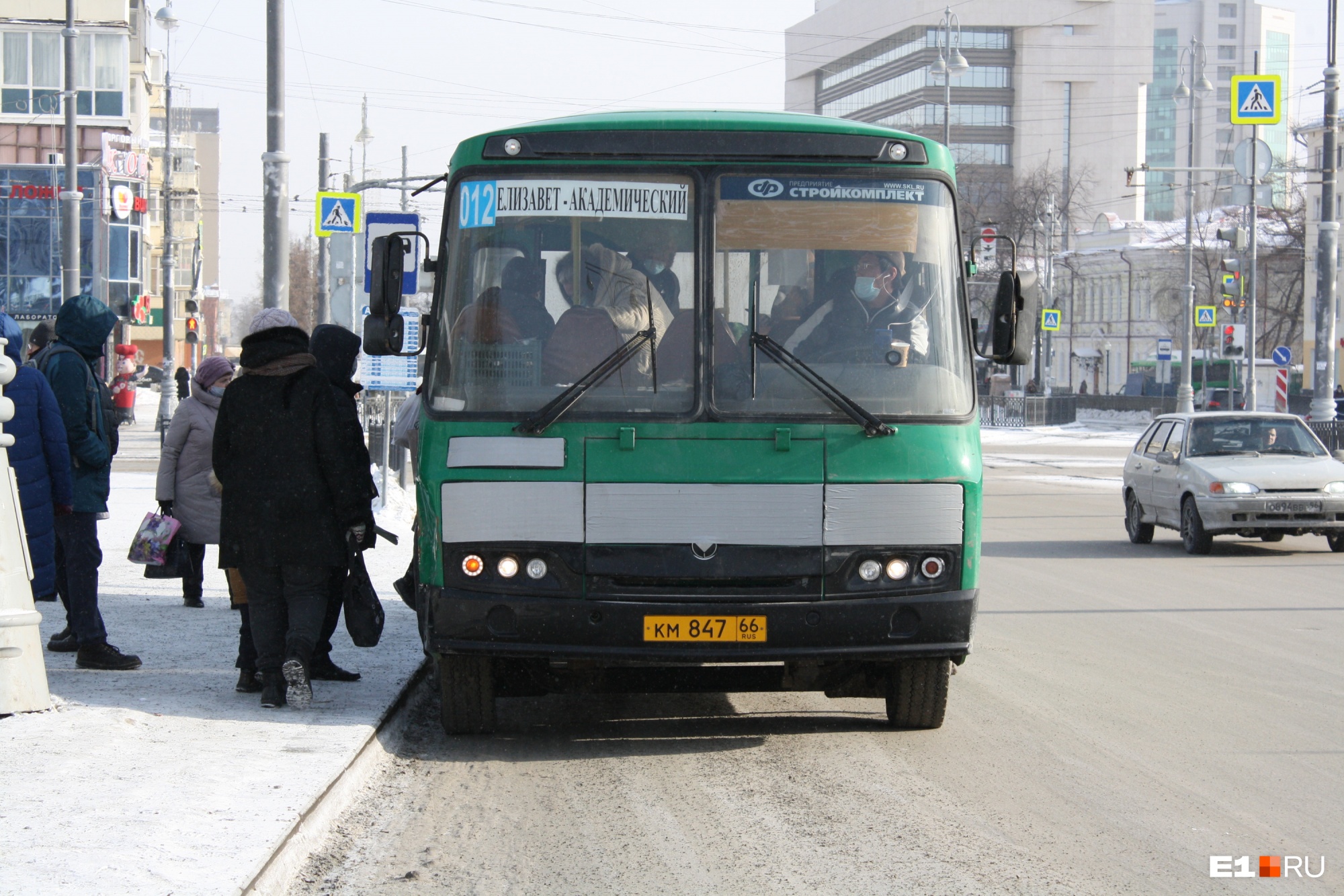 Придется терпеть давки в автобусах: перевозчикам Екатеринбурга по-прежнему не хватает водителей