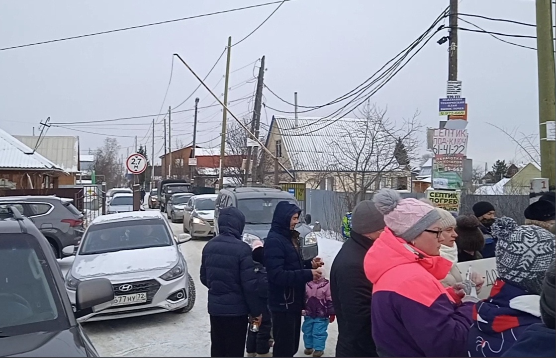 Дачники уже довольно долго пытаются решить вопрос с полигоном, но пока им это не удалось Дачники уже довольно долго пытаются решить вопрос с полигоном, но пока им это не удалось