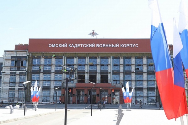 Кадетский корпус построен в стиле хай-тек с элементами экостиля Кадетский корпус построен в стиле хай-тек с элементами экостиля
