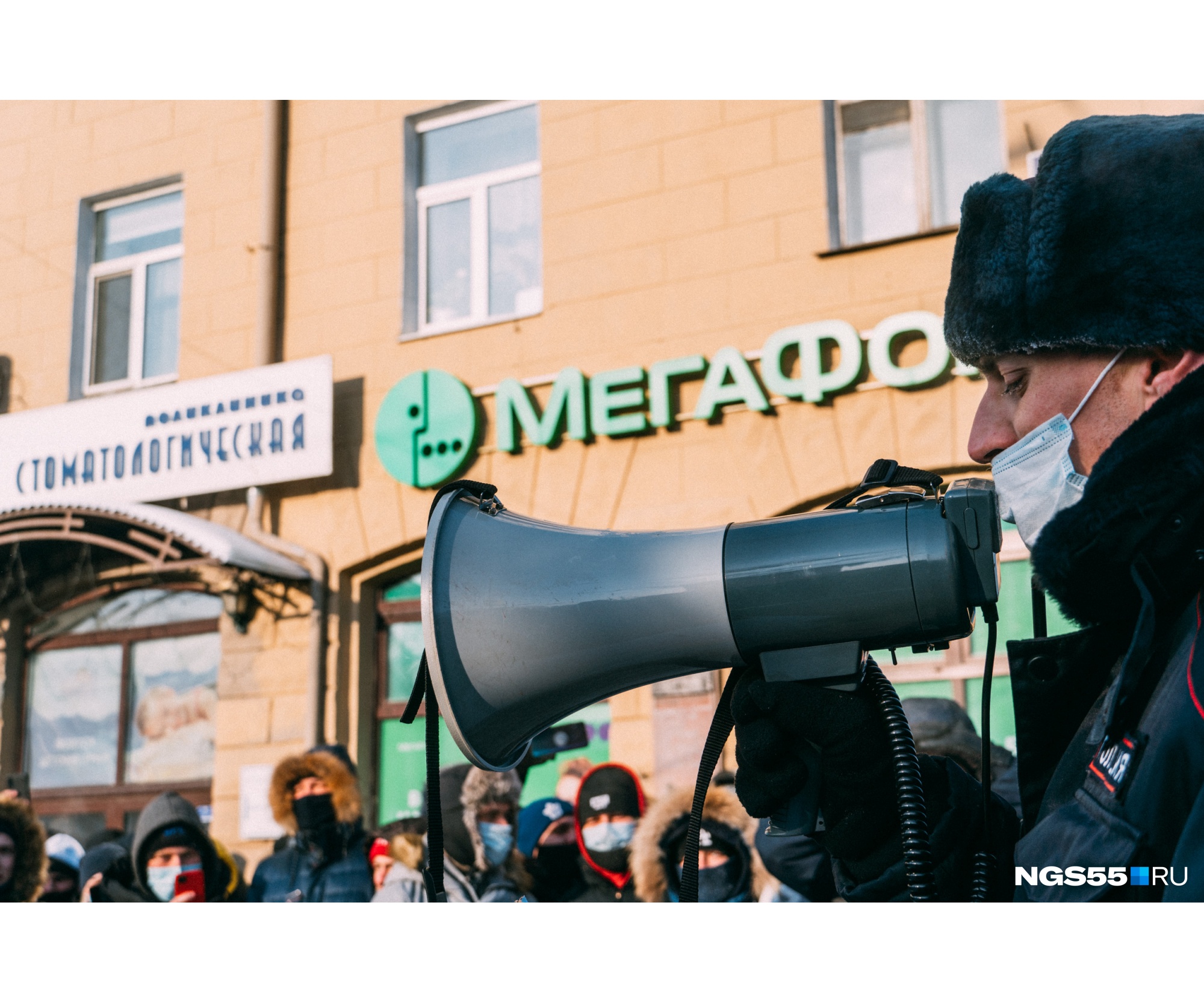 Если один Мегафон сегодня в России иногда давал сбои по связи, то второй (который в руках у полицейского) работал более стабильно. Этим средством связи полицейский просил разойтись митингующих Если один Мегафон сегодня в России иногда давал сбои по связи, то второй (который в руках у полицейского) работал более стабильно. Этим средством связи полицейский просил разойтись митингующих