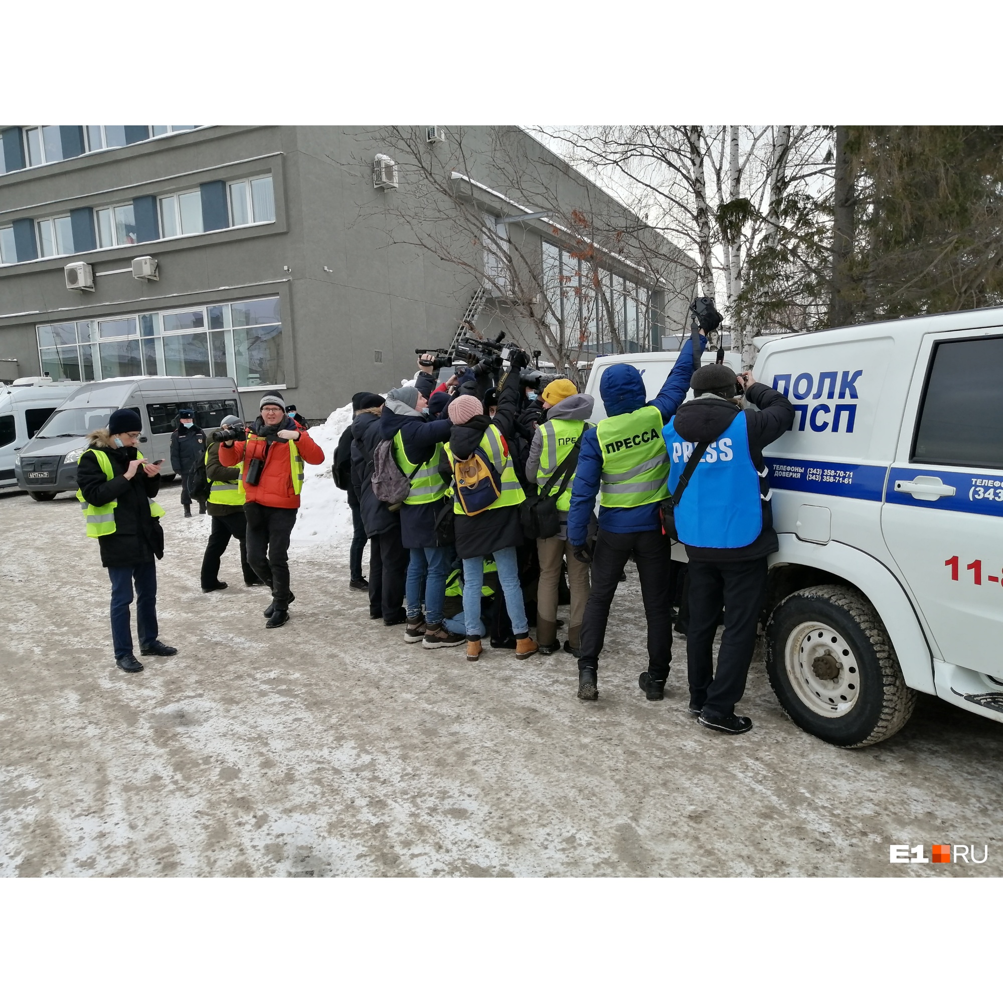 Журналисты окружили задержанного Журналисты окружили задержанного