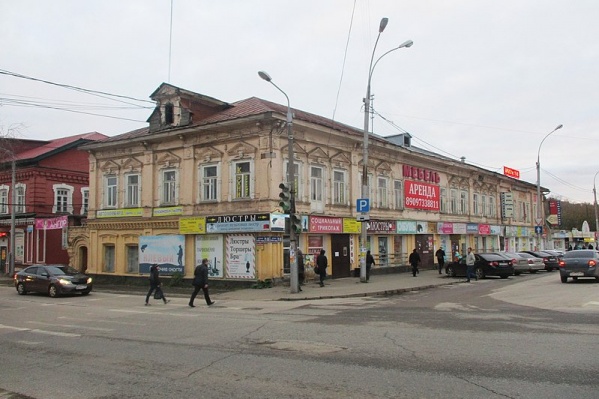 Фасады старинного здания многие годы были увешаны вывесками и рекламой Фасады старинного здания многие годы были увешаны вывесками и рекламой