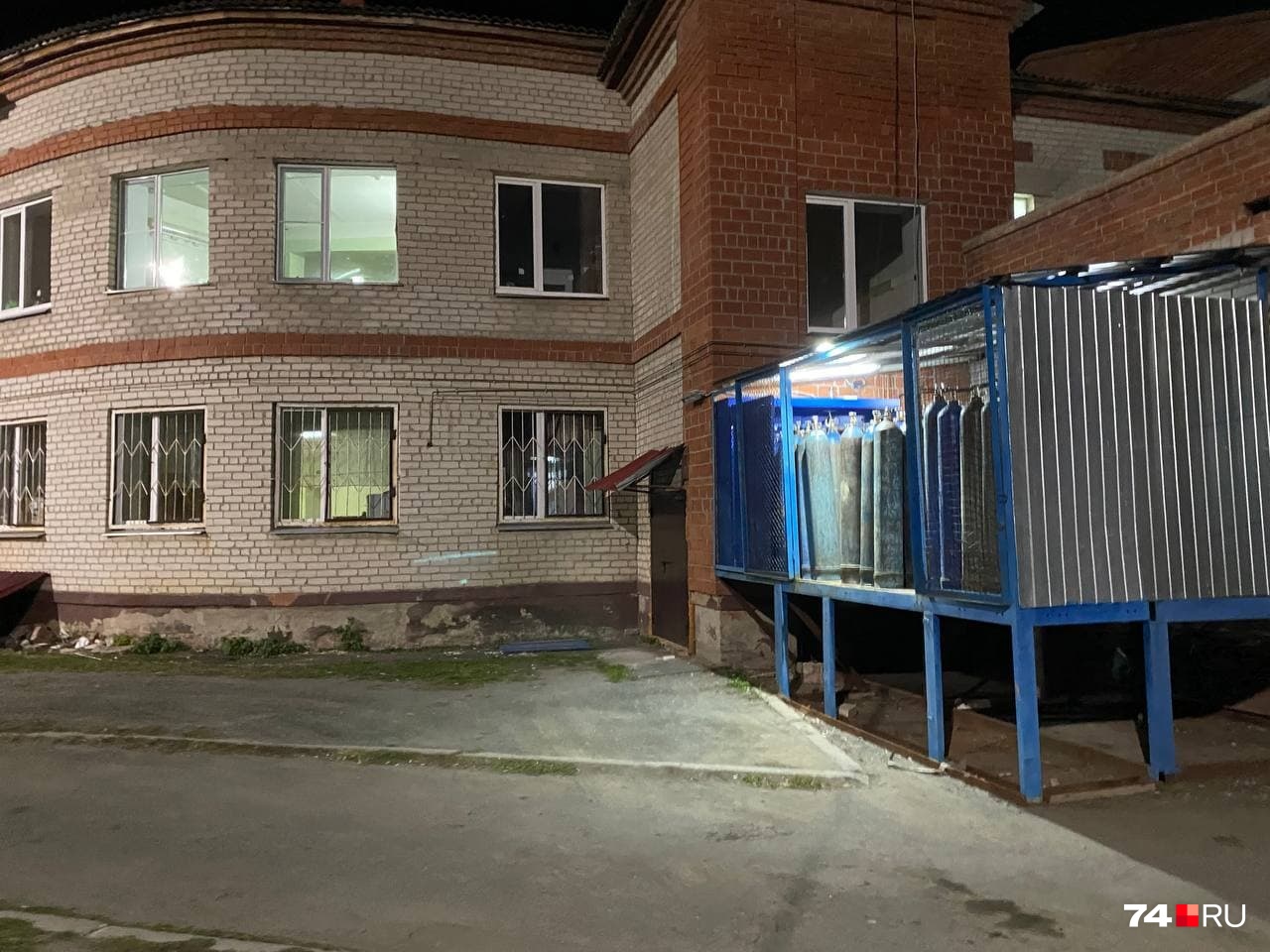 А вот пример Еткульской больницы — здесь газ хранят в баллонах А вот пример Еткульской больницы — здесь газ хранят в баллонах