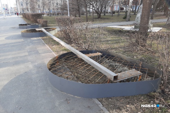 Рабочие установили основание арки <nobr class="_">20 апреля</nobr> Рабочие установили основание арки <nobr class="_">20 апреля</nobr>