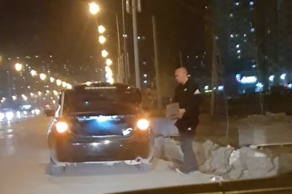 Мужчина не торопясь сложил плитку в автомобиль и увез ее Мужчина не торопясь сложил плитку в автомобиль и увез ее