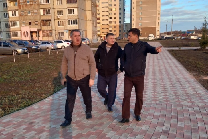 Министр приехал в Шакшу, чтобы лично оценить состояние саженцев Министр приехал в Шакшу, чтобы лично оценить состояние саженцев