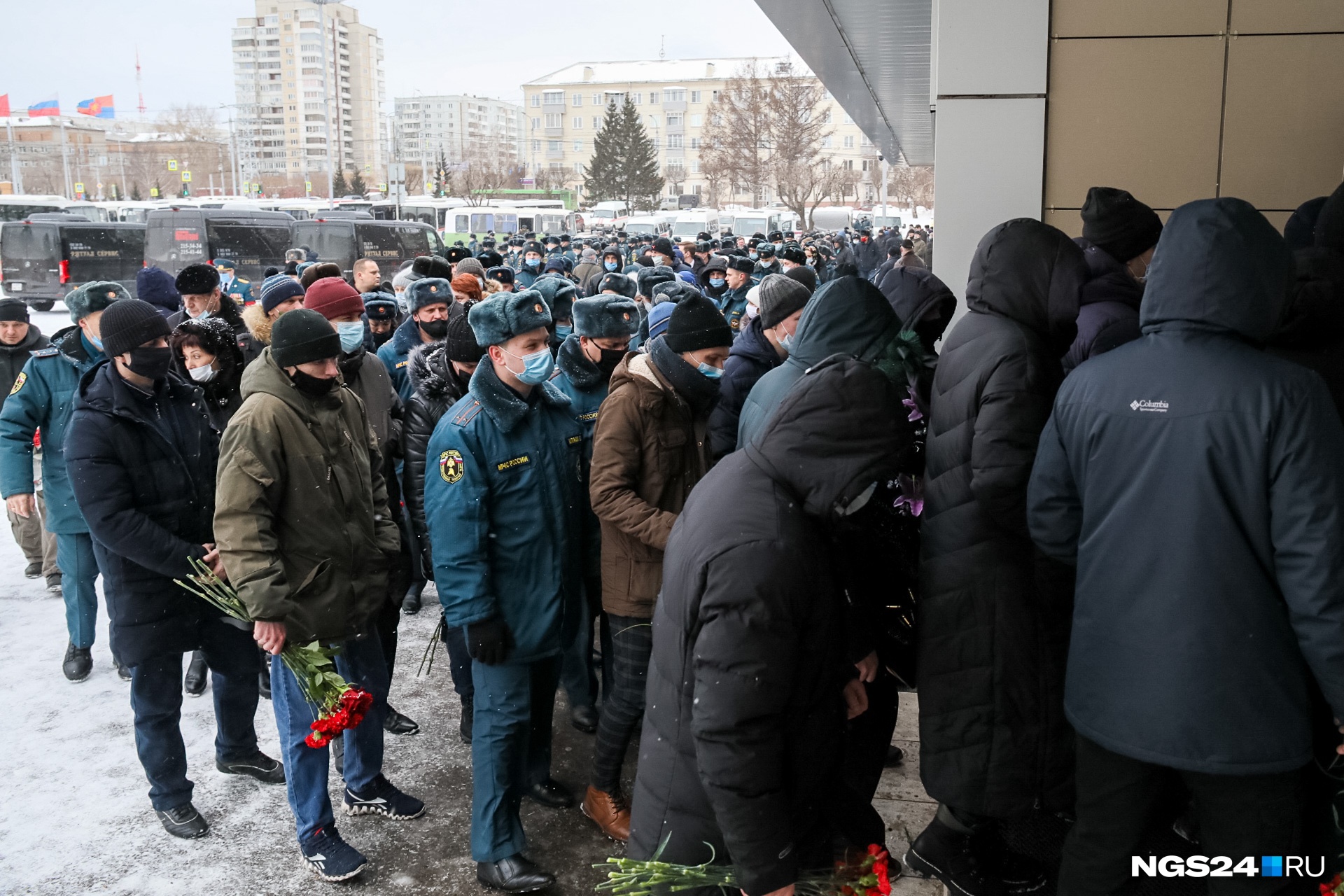 По оценкам МЧС, на церемонию пришли больше тысячи горожан По оценкам МЧС, на церемонию пришли больше тысячи горожан