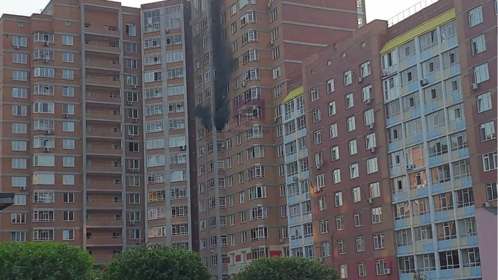 Пожар в многоквартирном доме начался на Алексеева в Красноярске