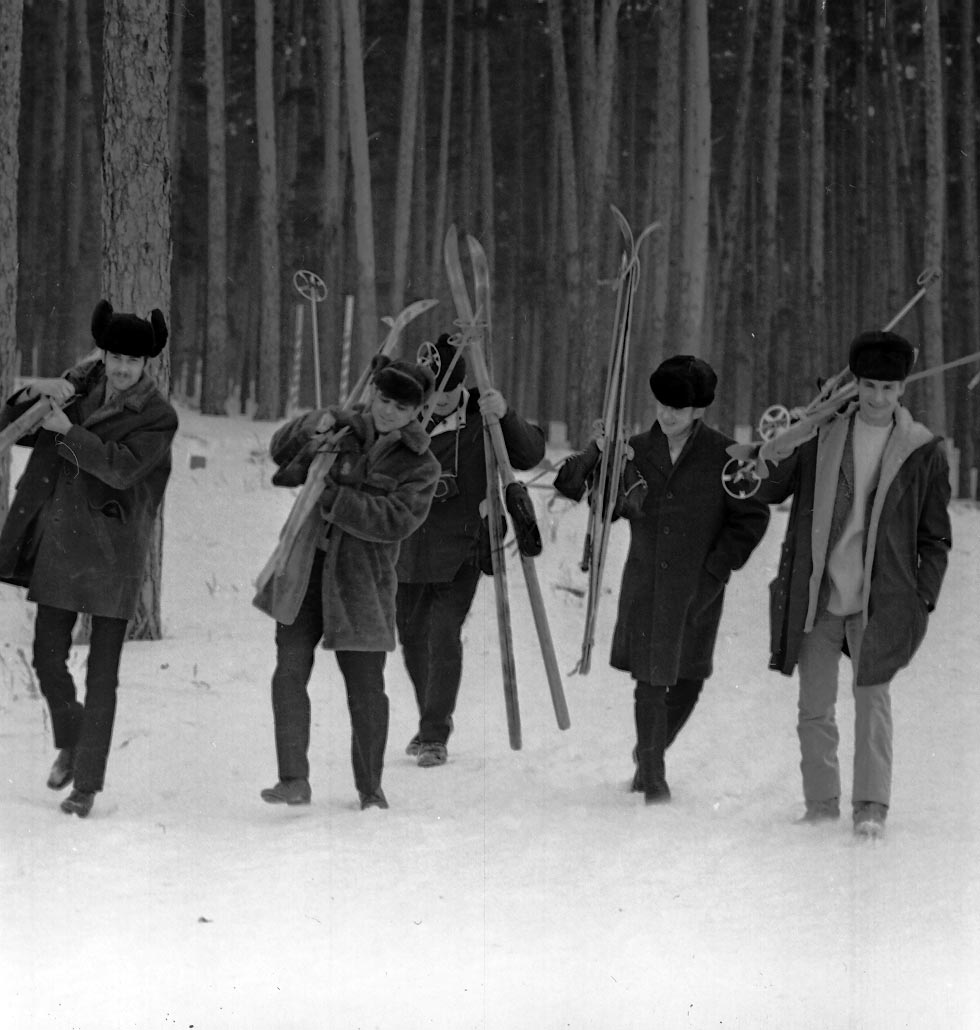 Работники ВАЗа на лыжной прогулке. 1970 год Работники ВАЗа на лыжной прогулке. 1970 год