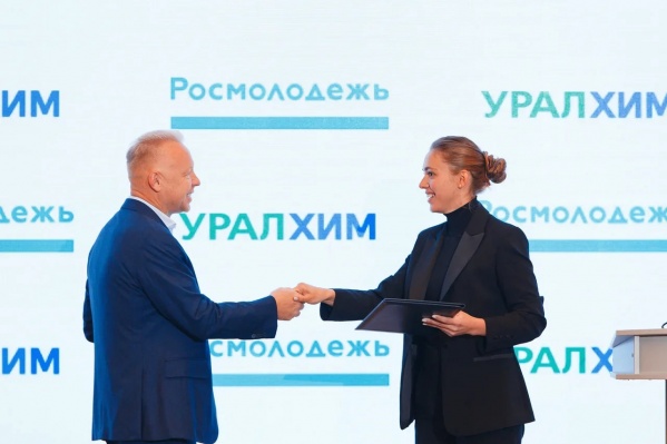 Соглашение подписали Дмитрий Мазепин и Ксения Разуваева Соглашение подписали Дмитрий Мазепин и Ксения Разуваева
