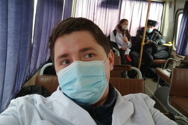Это фото Артём Борискин сделал в автобусе, куда его отвели полицейские после задержания Это фото Артём Борискин сделал в автобусе, куда его отвели полицейские после задержания