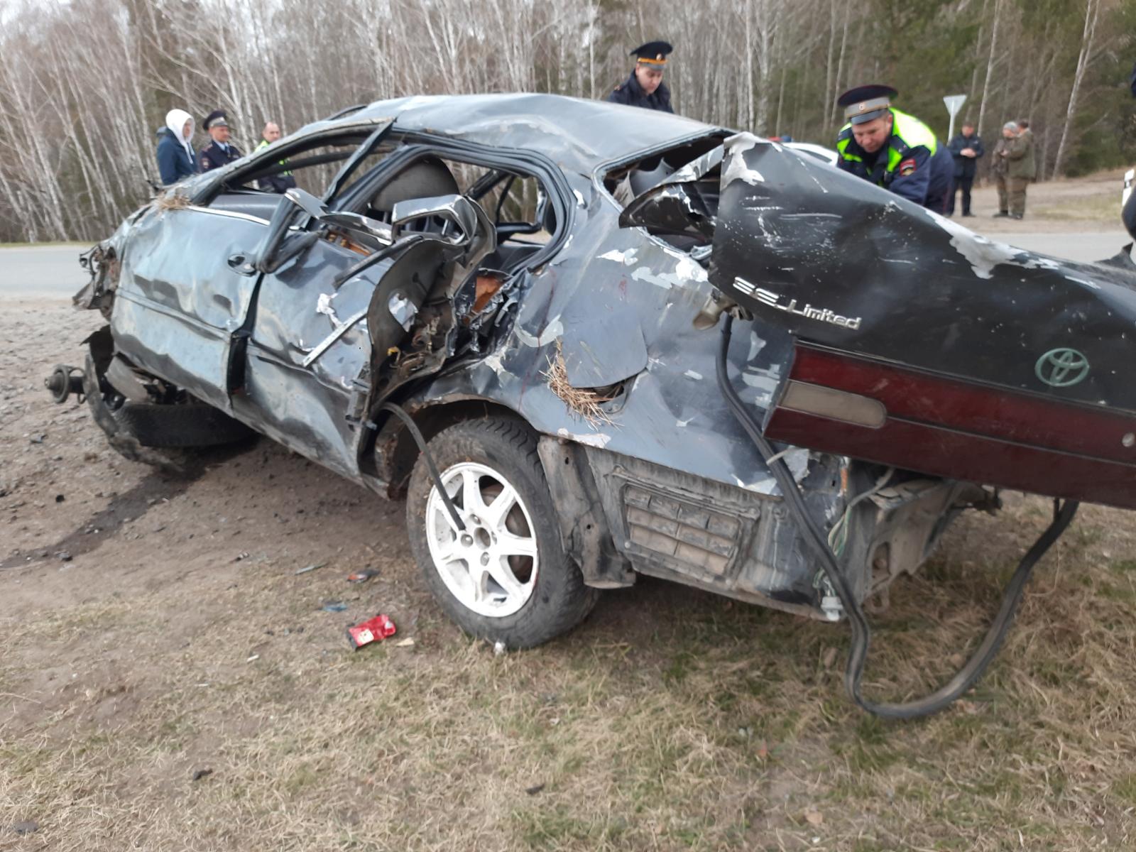 В Свердловской области из-за водителя, который отвлекся и съехал с дороги, погибли две девушки