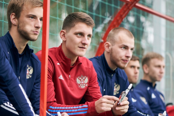 Защитник Игорь Дивеев (на фото — в красном) застолбил место в обороне российской сборной Защитник Игорь Дивеев (на фото — в красном) застолбил место в обороне российской сборной