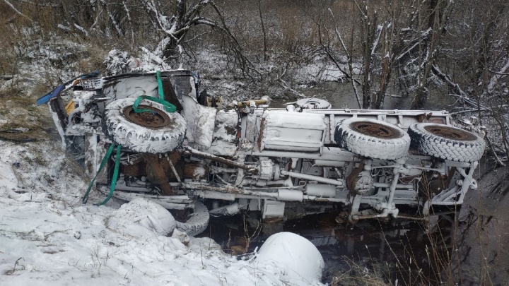 В Холмогорском районе перевернулся грузовик. В нем погибли водитель и пассажир