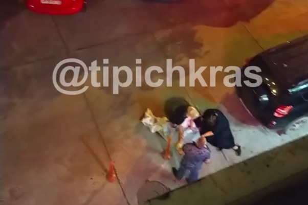 Очевидец заметил под своим окном прикрытое тело Очевидец заметил под своим окном прикрытое тело