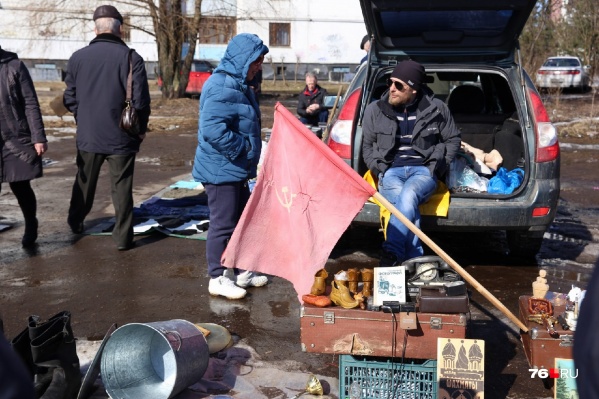 Чего только не тащат на барахолку Чего только не тащат на барахолку