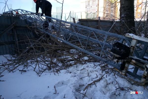 У дома повреждена кровля, в одной из квартир нарушено остекление <br> У дома повреждена кровля, в одной из квартир нарушено остекление <br>