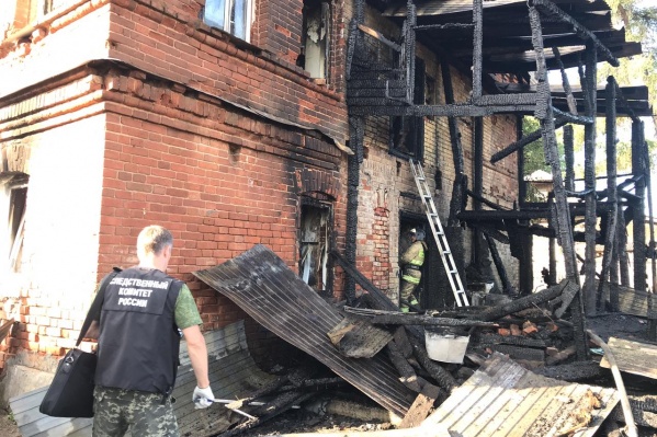 Пожар произошел в этом доме в поселке Юго-Камском Пожар произошел в этом доме в поселке Юго-Камском