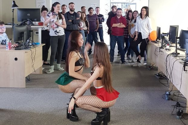 Девушки позвали в офис танцовщиц Девушки позвали в офис танцовщиц