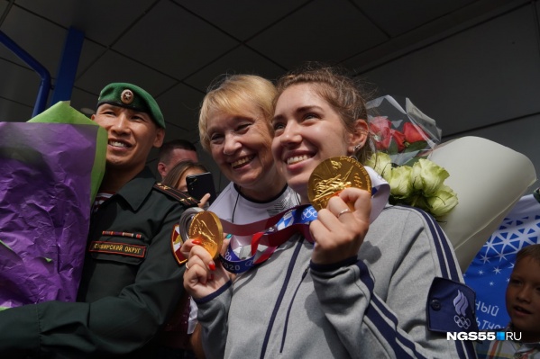 В аэропорту чемпионку встретили близкие и болельщики, а также омские губернатор и мэр В аэропорту чемпионку встретили близкие и болельщики, а также омские губернатор и мэр