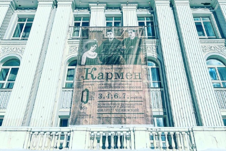 На фасаде Оперного уже висит афиша «Кармен»
