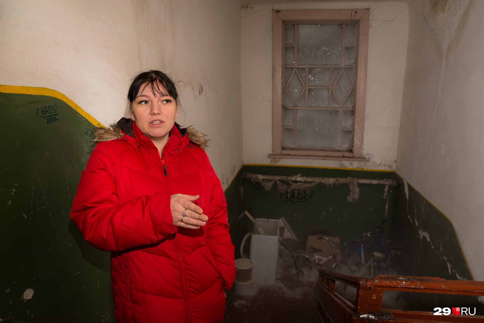 Нам открывает дверь Мария Митькина, мать четверых детей. Она живет тут с 1993 года Нам открывает дверь Мария Митькина, мать четверых детей. Она живет тут с 1993 года