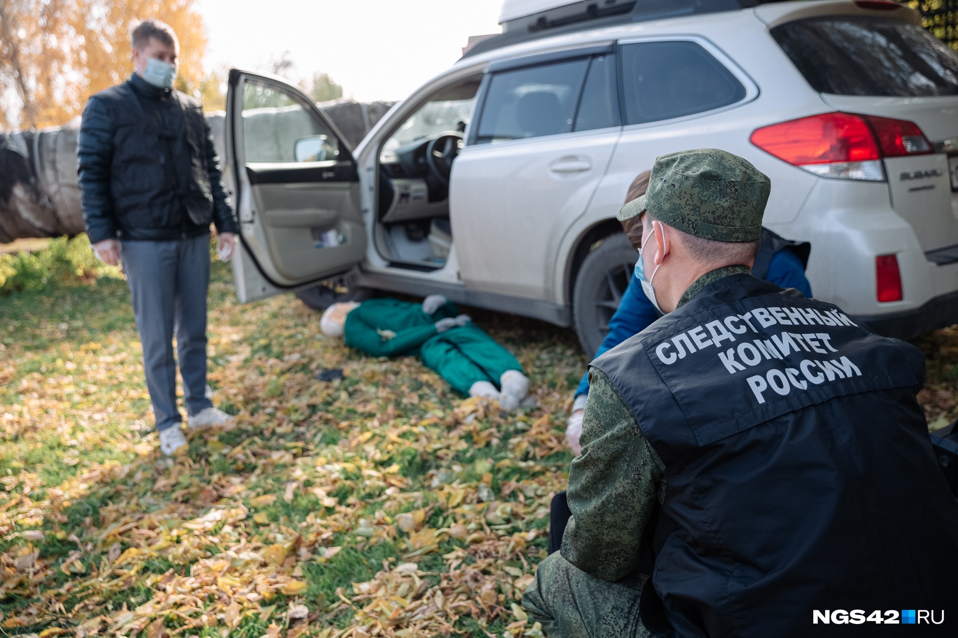 Убийство в центре Кемерова: как будущие следователи учатся искать улики в листве и мусорных баках