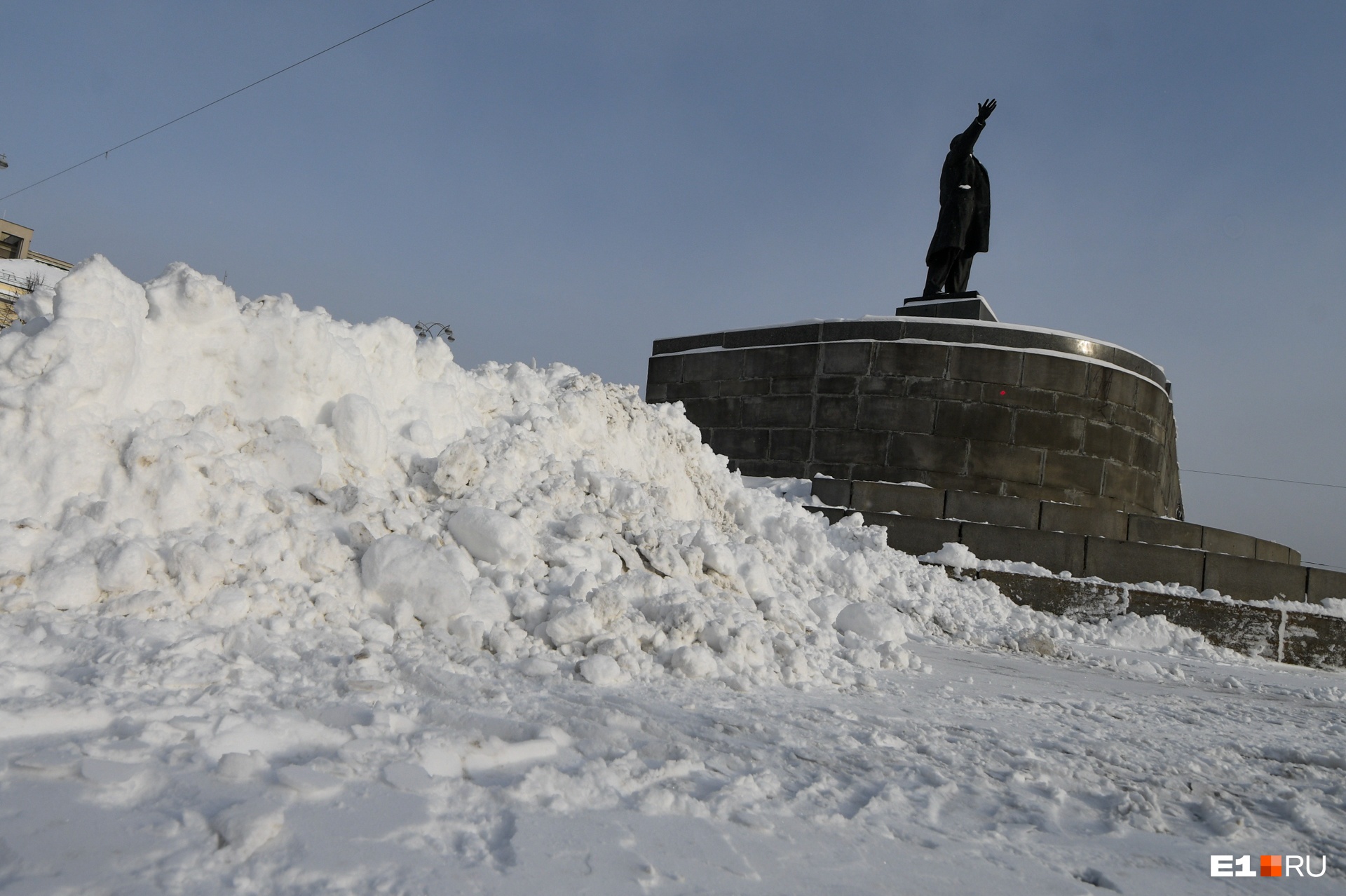 Снеговая борьба: показываем, как убирают Екатеринбург, в прямом эфире