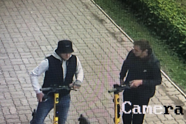 Предполагаемый виновник наезда — парень в панаме Предполагаемый виновник наезда — парень в панаме
