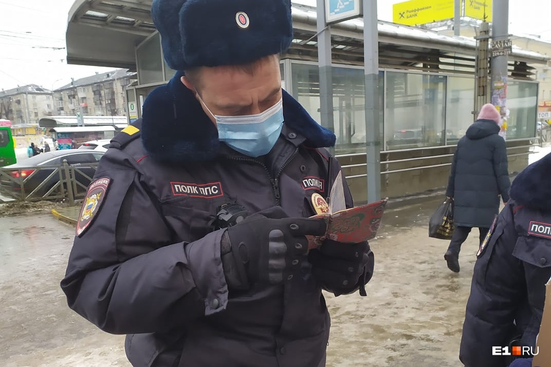 Правозащитник рассказал, что полицейский звонил по телефону, когда проверял документы Правозащитник рассказал, что полицейский звонил по телефону, когда проверял документы