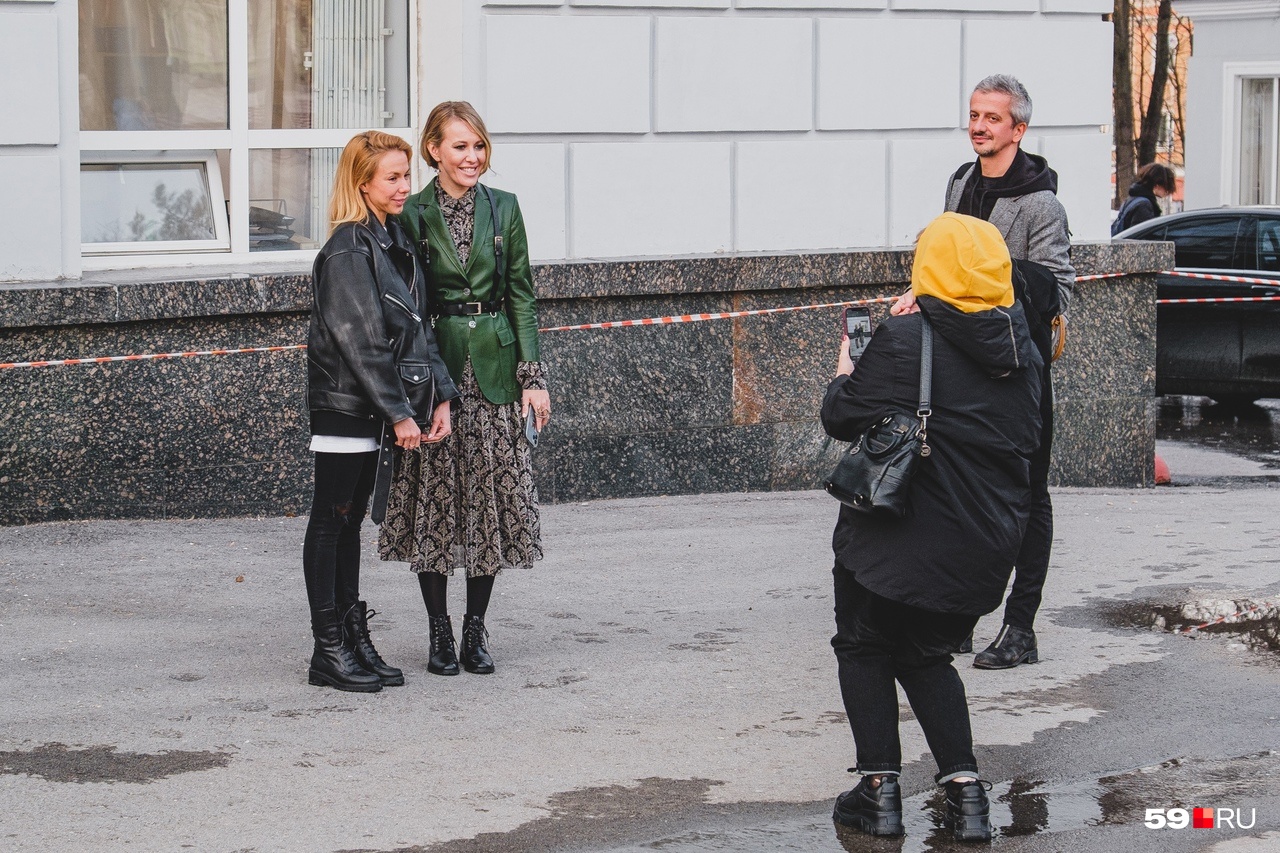 Ксению Собчак и Константина Богомолова наш фотограф поймал в день премьеры перед входом в театр. Они фотографировались со зрителями