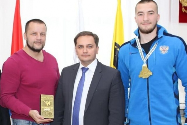 Слева направо: тренер по кикбоксингу Сергей Матвеев, глава Соликамска Евгений Самоуков и победитель Кубка мира Валерий Бизяев Слева направо: тренер по кикбоксингу Сергей Матвеев, глава Соликамска Евгений Самоуков и победитель Кубка мира Валерий Бизяев