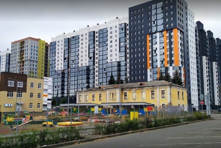 Подросток покончил с собой, когда был в отпуске в Челябинске. Его тело нашли под окнами высотки нового жилого комплекса в Советском районе Подросток покончил с собой, когда был в отпуске в Челябинске. Его тело нашли под окнами высотки нового жилого комплекса в Советском районе