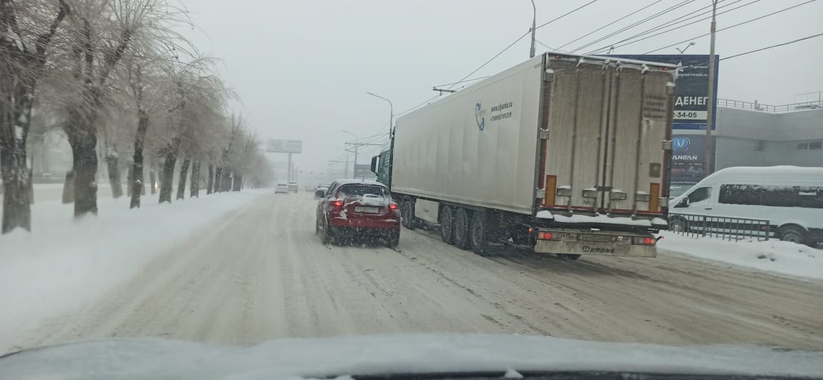 Стоят фуры и на проспекте Жукова Стоят фуры и на проспекте Жукова 