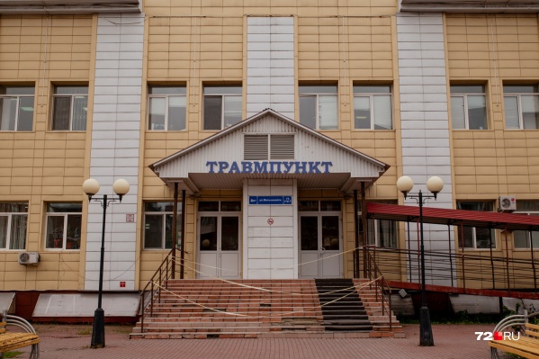 Девочку, на которую напали мальчики у школы, экстренно доставили в больницу с травмами Девочку, на которую напали мальчики у школы, экстренно доставили в больницу с травмами