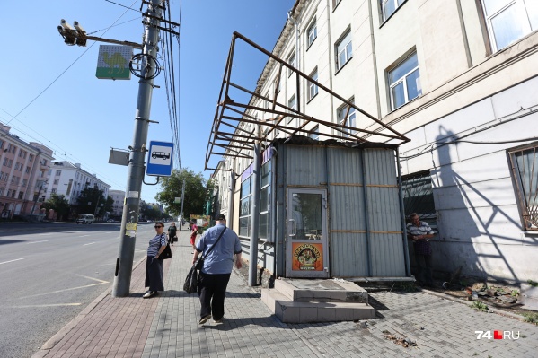 Два торговых павильона имели общую крышу, и между ними размещалась остановка Два торговых павильона имели общую крышу, и между ними размещалась остановка