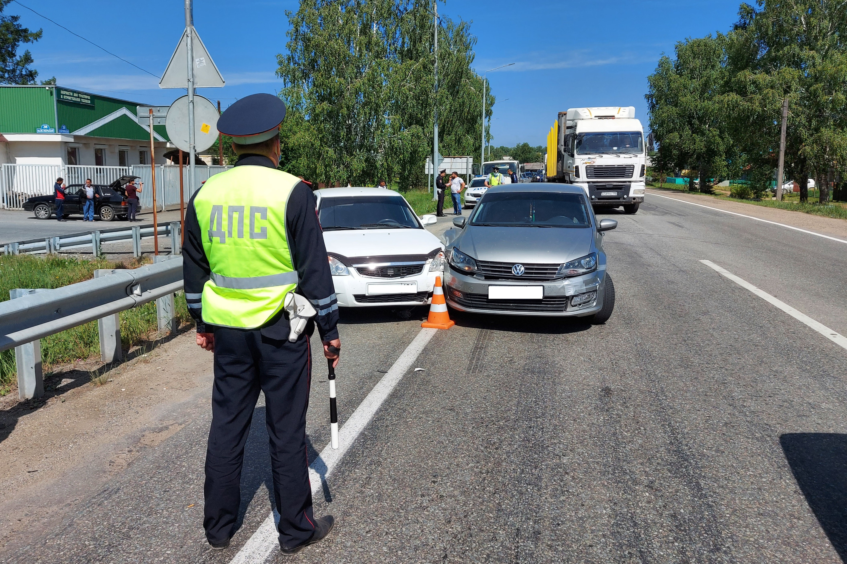 Был без прав, летел по обочине. На Урале водитель Lada устроил ДТП, в котором пострадал 2-летний малыш