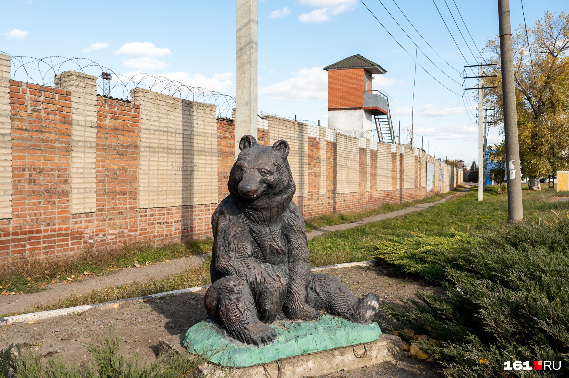 Перед ИК-15 установлен большой черный медведь