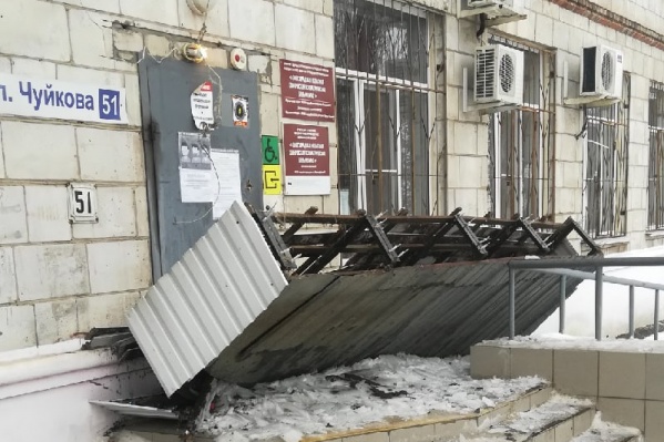 Конструкция уперлась в перила Конструкция уперлась в перила 