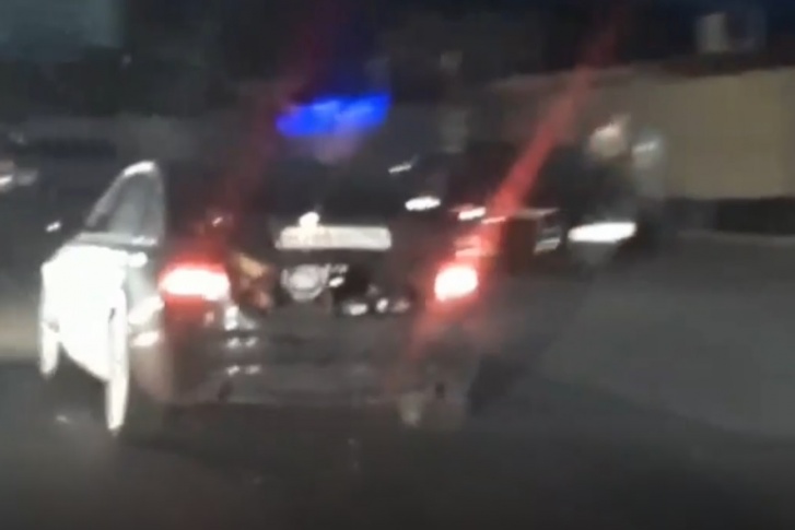 В Екатеринбурге на видео сняли возможное преступление В Екатеринбурге на видео сняли возможное преступление