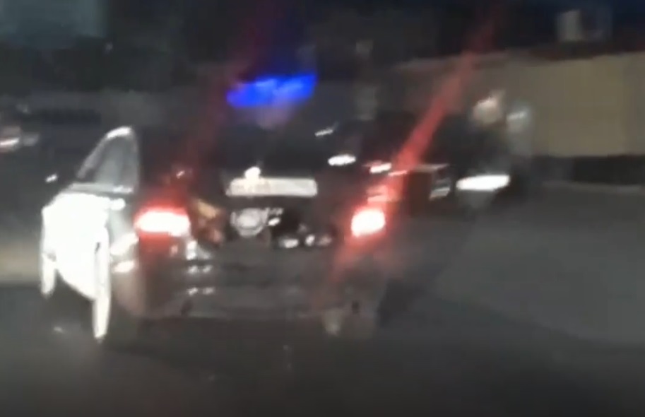 В Екатеринбурге сняли на видео машину с человеком в багажнике