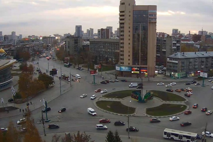 Камера видеонаблюдения установлена над площадью Лунинцев и охватывает дом, около которого нашли тела Камера видеонаблюдения установлена над площадью Лунинцев и охватывает дом, около которого нашли тела