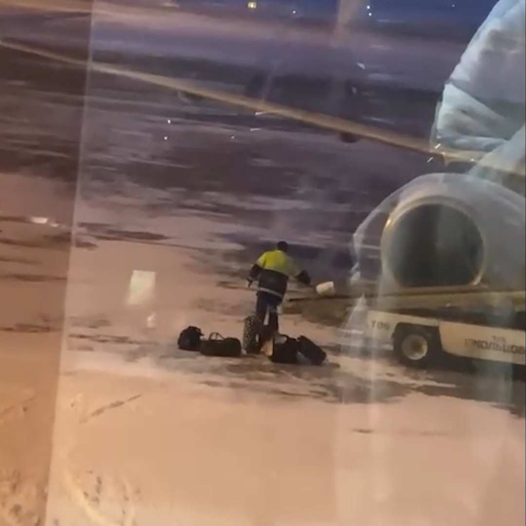 Кидают прямо в снег: пассажирка сняла на видео, как в аэропорту Кольцово выгружают багаж из самолета