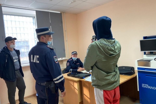 Молодому человеку суд еще установил испытательный срок Молодому человеку суд еще установил испытательный срок