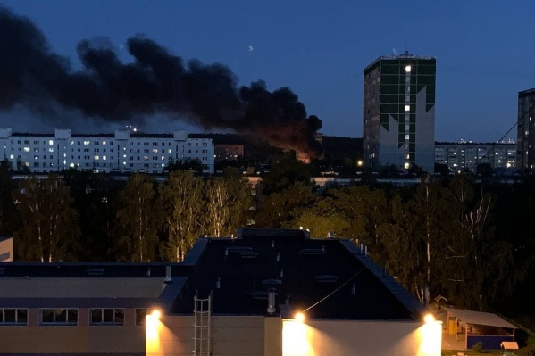 Поздним вечером над Юго-Западом было видно черный едкий дым. Это горели старые покрышки в одном из дворов Поздним вечером над Юго-Западом было видно черный едкий дым. Это горели старые покрышки в одном из дворов